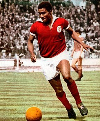 Eusebio durante un partido con el Benfica