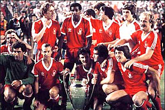 Los jugadores del Nottingham Forest posan con la Copa de Europa de 1980