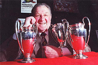 Bob Paisley posa con las tres Copas de Europa que obtuvo como técnico