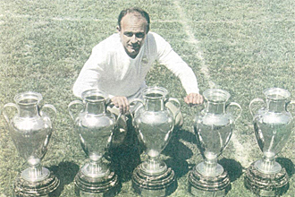 Di Stéfano posa con las cinco Copas de Europa